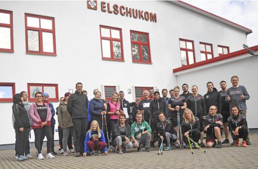 Gruppenbild vor dem Start: 40 Läufer und Wanderer aus mehreren Unternehmen der Gemeinde haben sich für den Spendenlauf von Elschukom zusammengefunden. Foto: /Bastian Frank