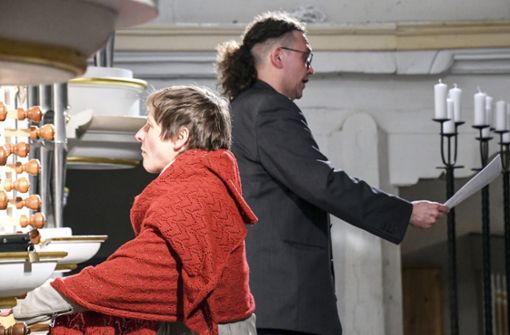 Christiane Drese aus Waren/Müritz begleitete Jörg Reddin an der Orgel. Foto: Berit Richter