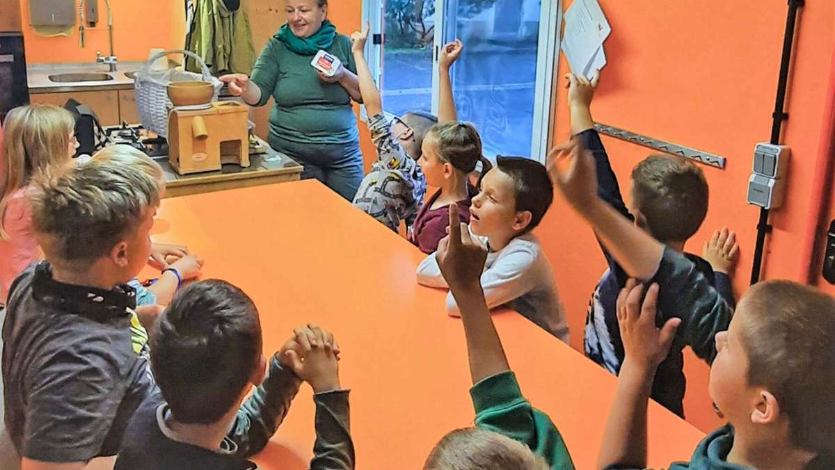 Kochmobil parkt auf dem Schulhof: Kinder lernen im Kochmobil: Du bist, was du isst