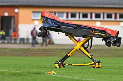 Zuletzt auf den Sportplätzen der Region häufiger anzutreffen: Die Trage des  Rettungsdienstes. Foto: frankphoto.de/Bastian Frank