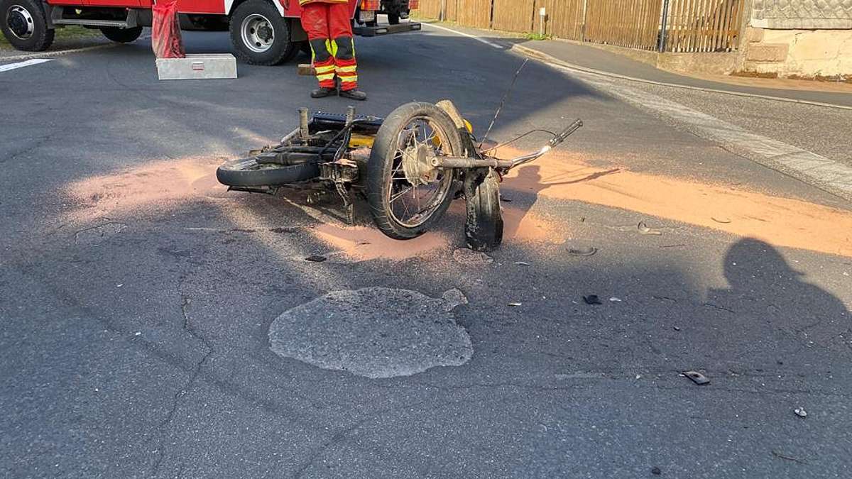Sonneberg/Neuhaus: Unfall mit Moped bei Sonneberg: Fahrer schwer verletzt