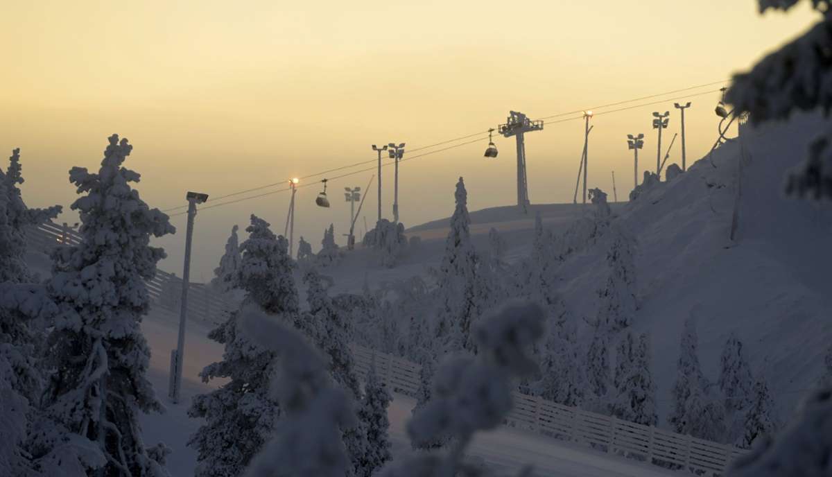 Finnland, Ruka: Ein Skilift ist in einem winterlichen Panorama zu sehen. Aufgrund der eisigen Temperaturen wurde der Wettkampf im Langlauf der Damen verschoben.  Foto: Vesa Moilanen/Lehtikuva/dpa