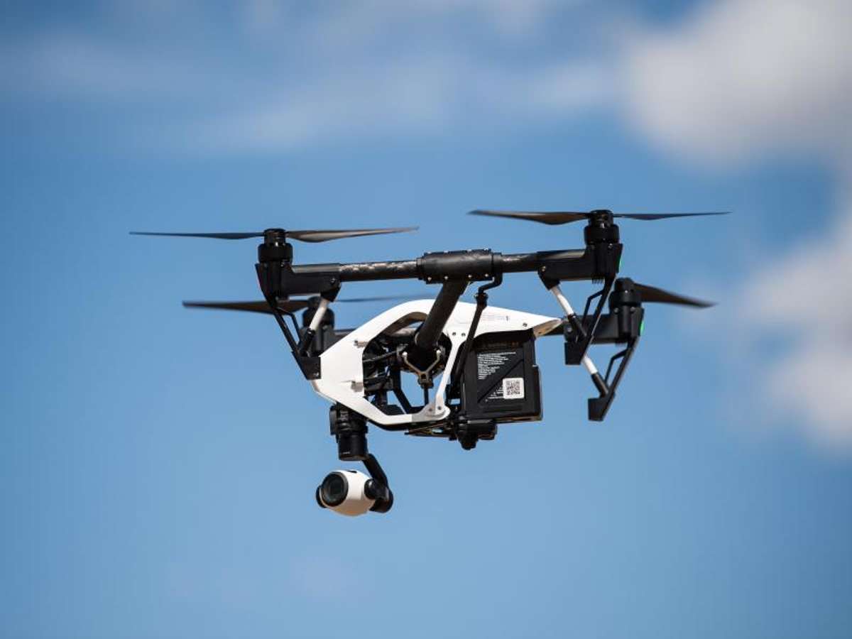 Ein Einsatz von Drohnen etwa bei Brückentests oder Medikamententransporten kann aus Sicht des Luftfahrtkoordinators der Bundesregierun viel klimaschädliches CO2 einsparen. Foto: Silas Stein