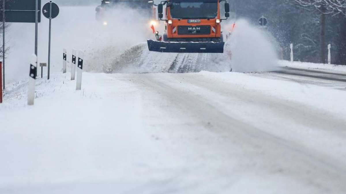 Thüringen: Schnee sorgt für Unfälle: Lkw- Anhänger blockiert Autobahn 4