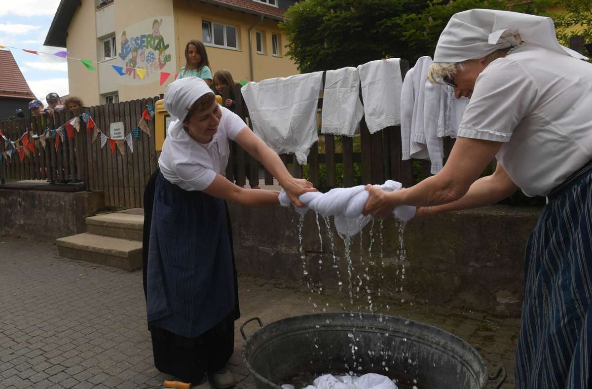 Waschen wie anno dazumal: Die Frauen der Breitenbacher Heimatstube zeigen, wie’s geht.