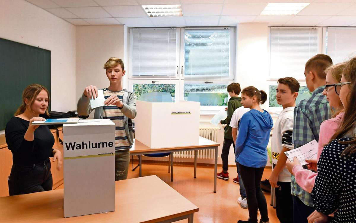 Moritz aus der 8. Klasse der Jenaplanschule gibt bei der Juniorwahl seine Stimme bei Alisa aus der 9. ab. Foto: frankphoto.de Quelle: Unbekannt