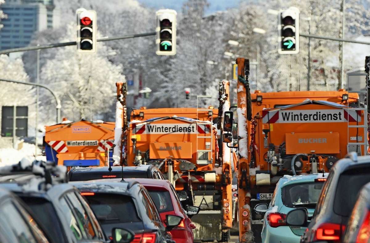 Versetzt räumen in der Meininger Straße mehrere Winterdienst-Fahrzeuge die Fahrbahnen.