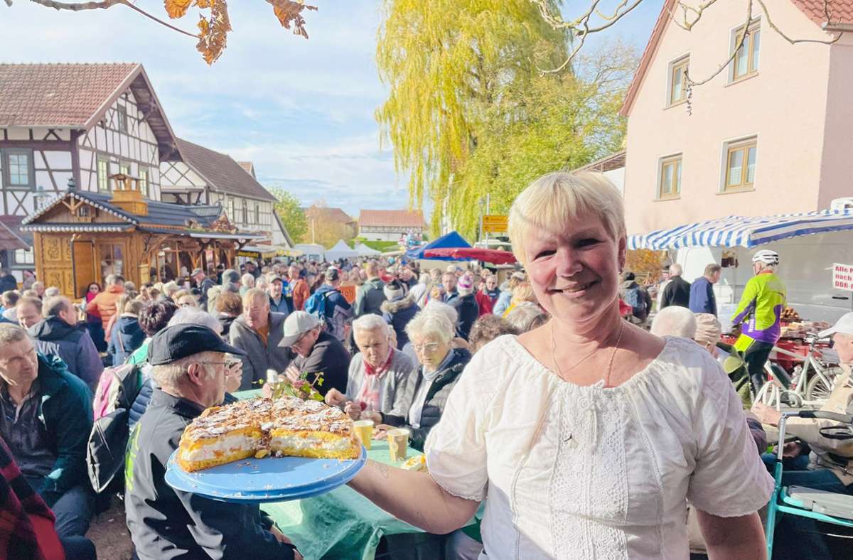 Landfrau Sibylle Höhl aus Frauensee präsentiert zum Reformationsmarkt 2021 Hansen-Jensen-Torte. Foto: Hannes Knott