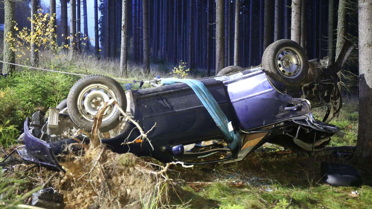 Thüringen: 18-Jähriger prallt an mehrere Bäume und stirbt an Unfallstelle