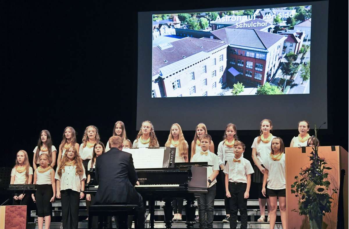 Der Chor „Schoolvoices HBN³“ mit Musiklehrer Falk Bastigkeit leitete durch das Festprogramm zum 210-jährigen Bestehen des Gymnasium Georgianum.