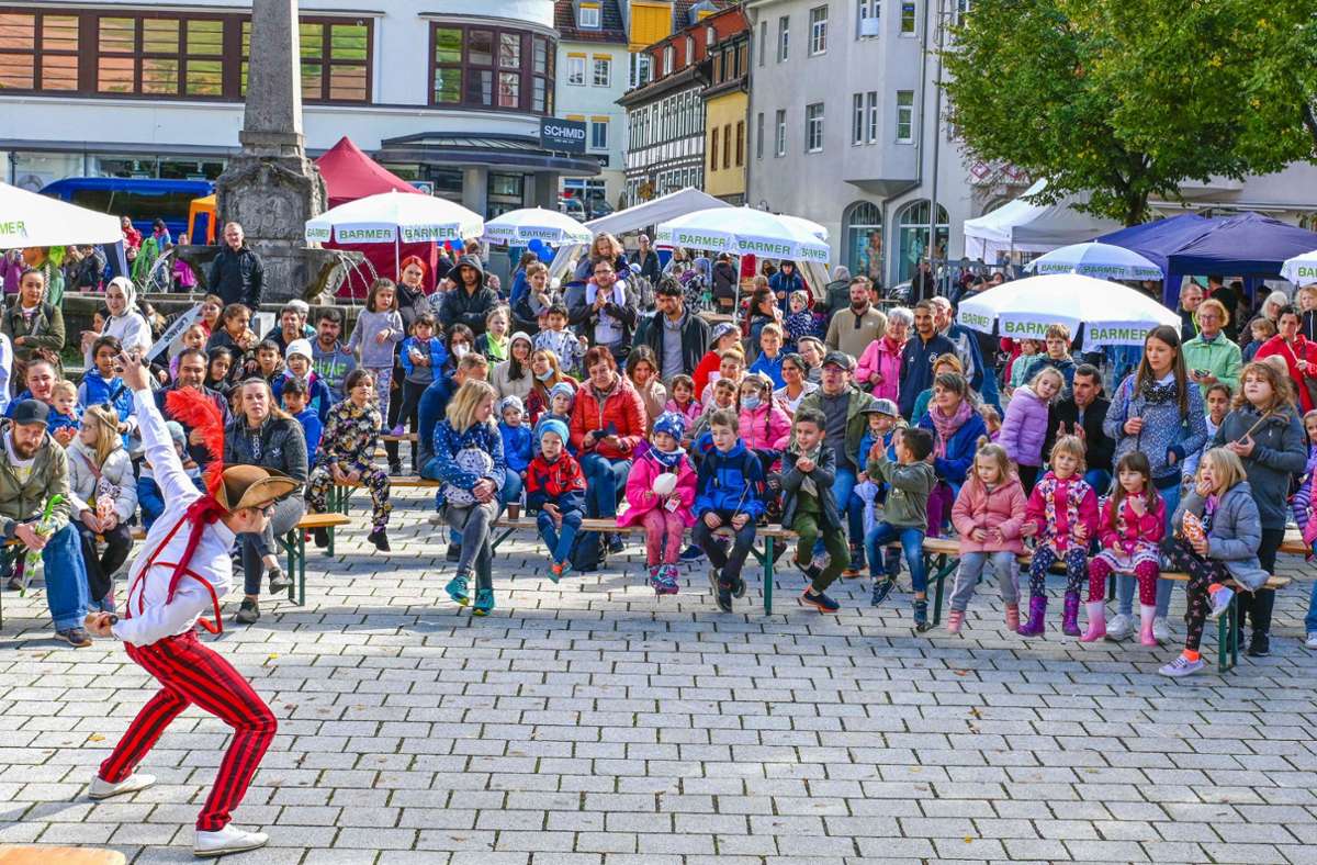 Viel gab es zum interkulturellen Kinderefst am Weltkindertag auf dem Marktplatz zu bestaunen, so auch Jonglage-Vorführungen. . Die Kinder hatten jede Menge Spaß.