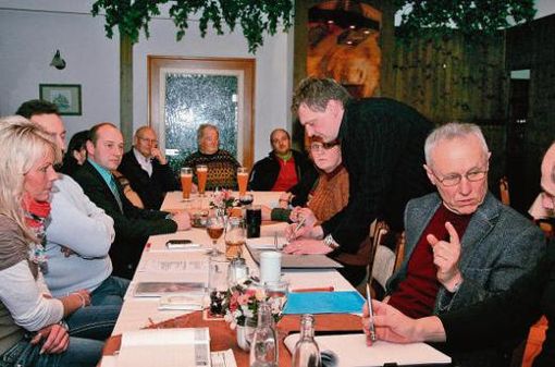 Michael Hänsel (stehend) leitete die Versammlung, bei der Ulrich Wolf (3. v. l.) einstimmig zum Bürgermeisterkandidaten nominiert wurde. Quelle: Unbekannt
