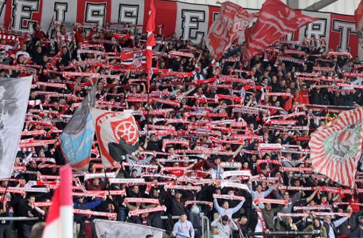 Treu, auch in schweren Zeiten: Die Fans des FC Rot-Weiß. Foto: Karina Heßland-Wissel/Imago