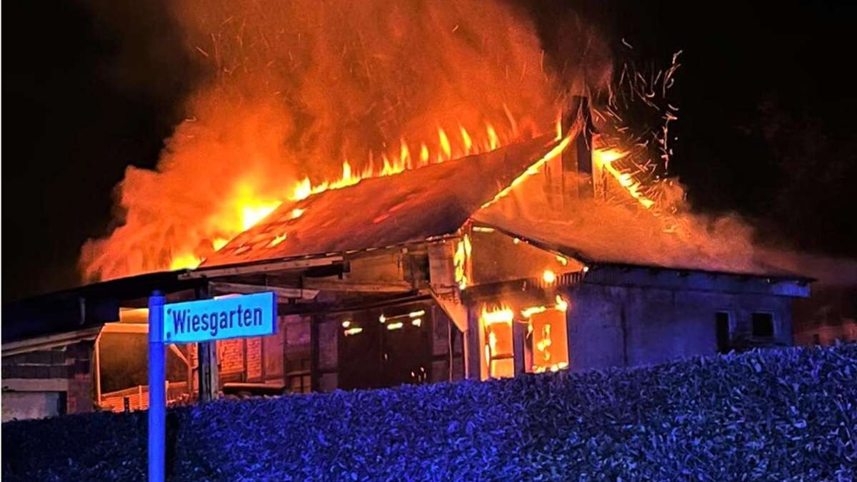Feuerwehr-Großeinsatz: Oepfershäuser Scheune nach Brand akut einsturzgefährdet