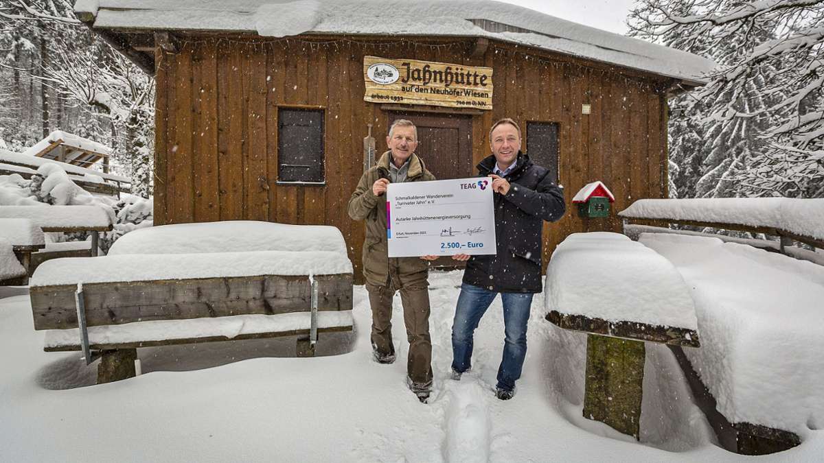 Weitere 2500 Euro für die Stromversorgung der Jahnhütte überbrachte Knut Weißenborn von der Schmalkalder Netzgesellschaft am Dienstag an Helmut Wicke. Die außergewöhnliche Scheckübergabe war mit einer ungeplanten Winterwanderung verbunden.