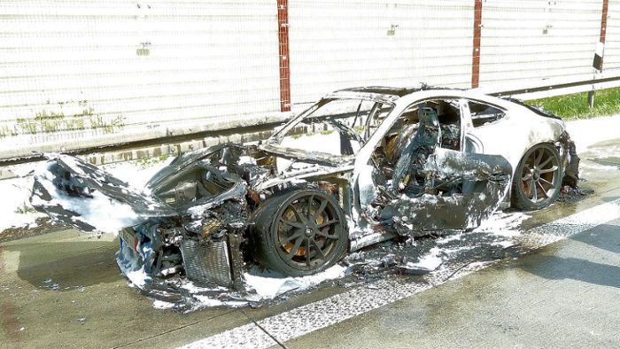 Neuer Porsche geht nach 70 Kilometern in Flammen auf