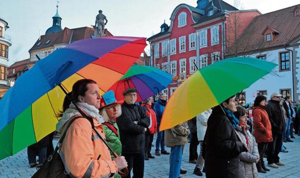 Bunte Schirme gehören seit Wochen zur Kundgebung für ein buntes und tolerantes Südthüringen. 	Foto: frankphoto.de Quelle: Unbekannt