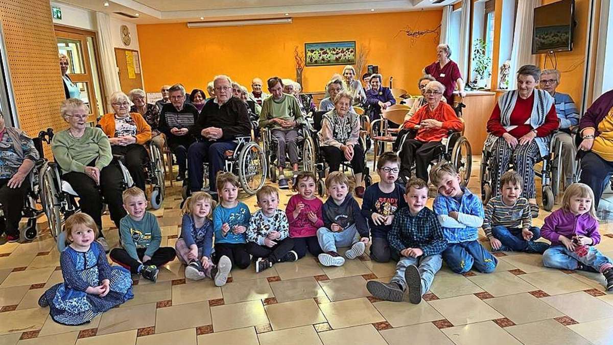 Schmalkalden: Aue-Knirpse zu Besuch im Seniorenpark