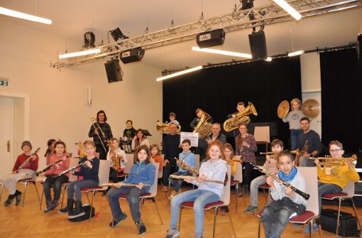 Die Bläserklasse des Max-Reger-Konservatoriums präsentiert ihre neuen Instrumente. Foto: Ulrike Scherzer