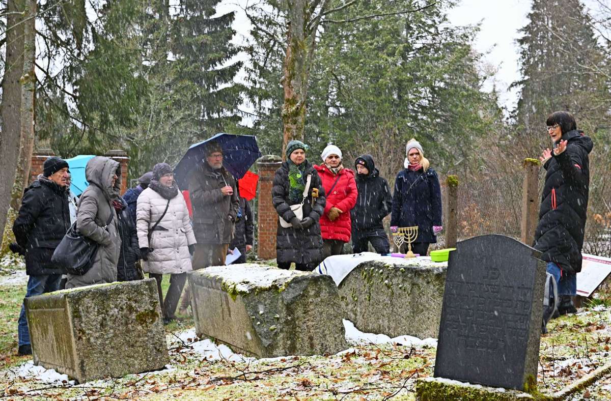 Auf dem jüdischen Friedhof haben sich Heidemarie Schwalbe und ihre Zuhörer auf eine Zeitreise begeben.
