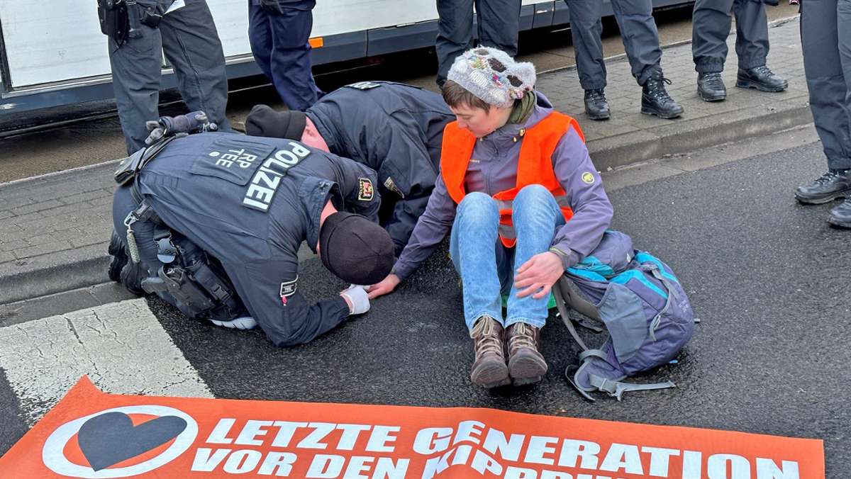 „Letzte Generation“ in Mainz: Klima-Aktivisten blockieren Hauptverkehrsstraße