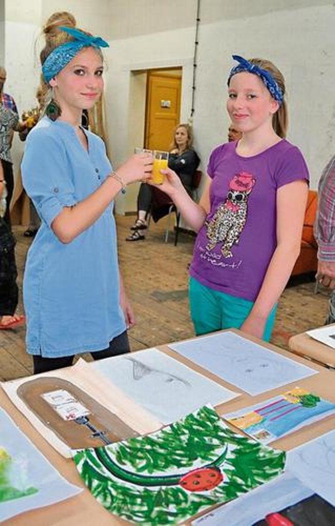 Auf den erfolgreichen Abschluss ihrer ersten Werkstattwoche stießen Annabel Schellenberg (li) und Liz Herold mit einem Glas Orangensaft an. Foto: Dolge