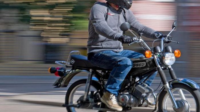 Ilmenau: Moped-Fahrer kracht auf wartendes Auto