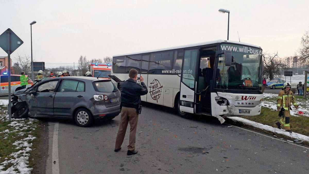 Hassberge: Golffahrer nimmt Bus die Vorfahrt