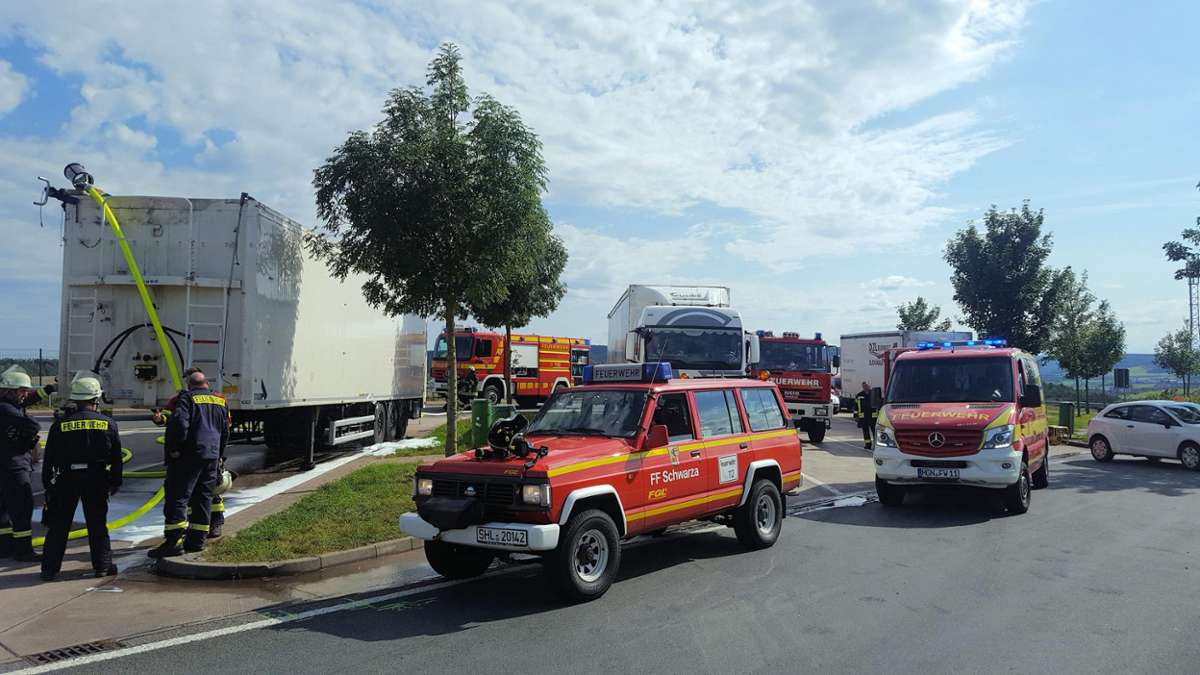 Thüringen: Müll-Laster fängt auf der A 71 Feuer: Ladung offenbar selbst entzündet