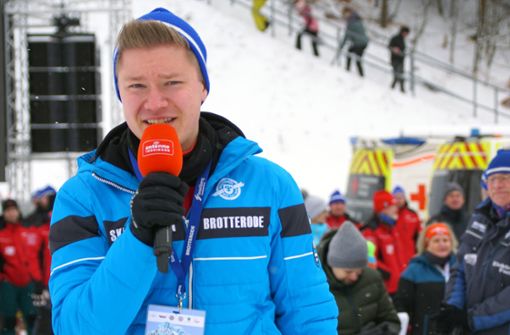 So kennen ihn die Besucher des Continentalcup-Wettbewerbs in Brotterode: Der 22-Jährige  unterhält die Skisportfans – auf dem Kopf das Käppelein des WSV. Foto: Michael Lauerwald