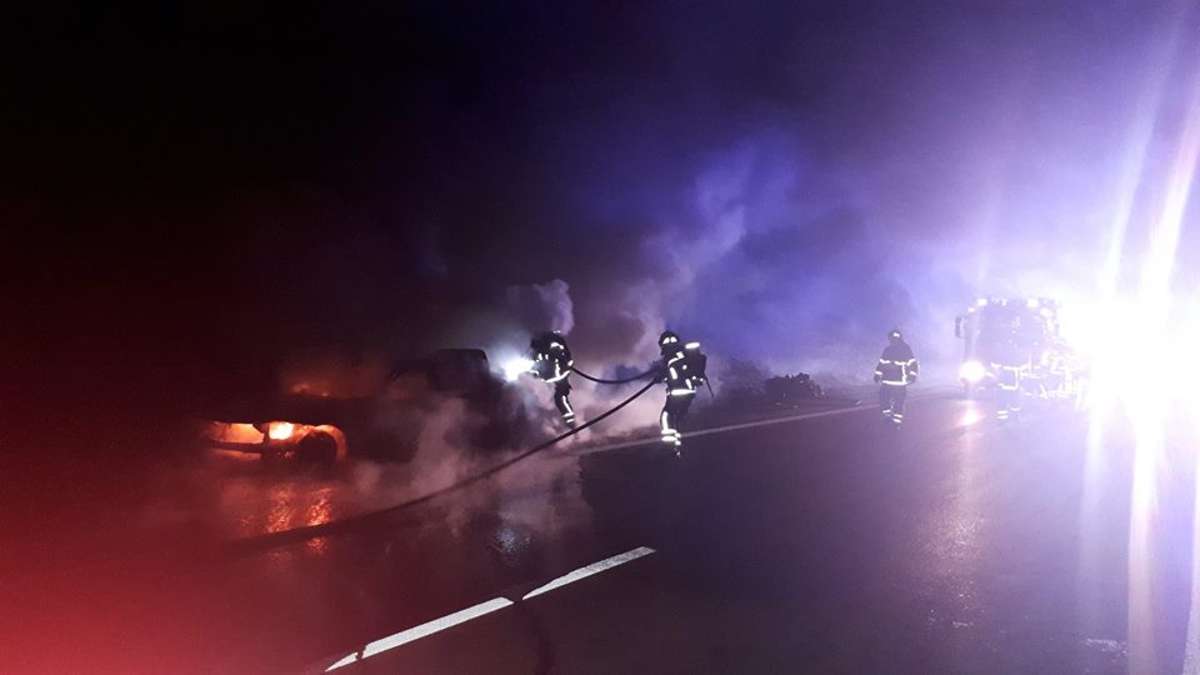 Thüringen: Auto brennt auf A 71 kurz nach Tunnel Alte Burg komplett aus