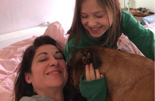 Die sieben  Jahre alte englische Bulldogge war ein echter Familienhund. Kuscheln mit Frauchen Nicole Wilfroth  und Tochter Leni gehörte zum Alltag. Foto: privat