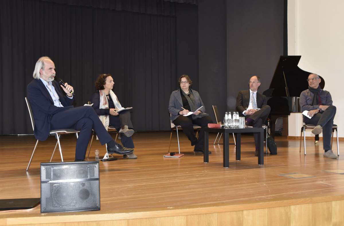Im Podium (von links): Matthias Klemm, Christine Domke, Christiane Kuller, Philip Liste und Patrice Poutrus.