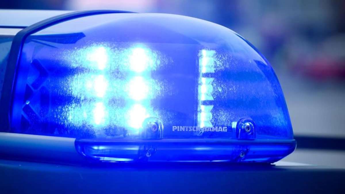 Thüringen: Fahrzeug kippt um: 27-Jähriger verliert die Kontrolle über Wagen
