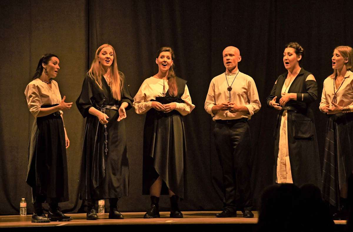 Professionellen A-Cappella-Gesang boten die Sängerinnen und Sänger der lettischen Gesangsgruppe „Latvian Voices“. Foto: Wolfgang Swietek