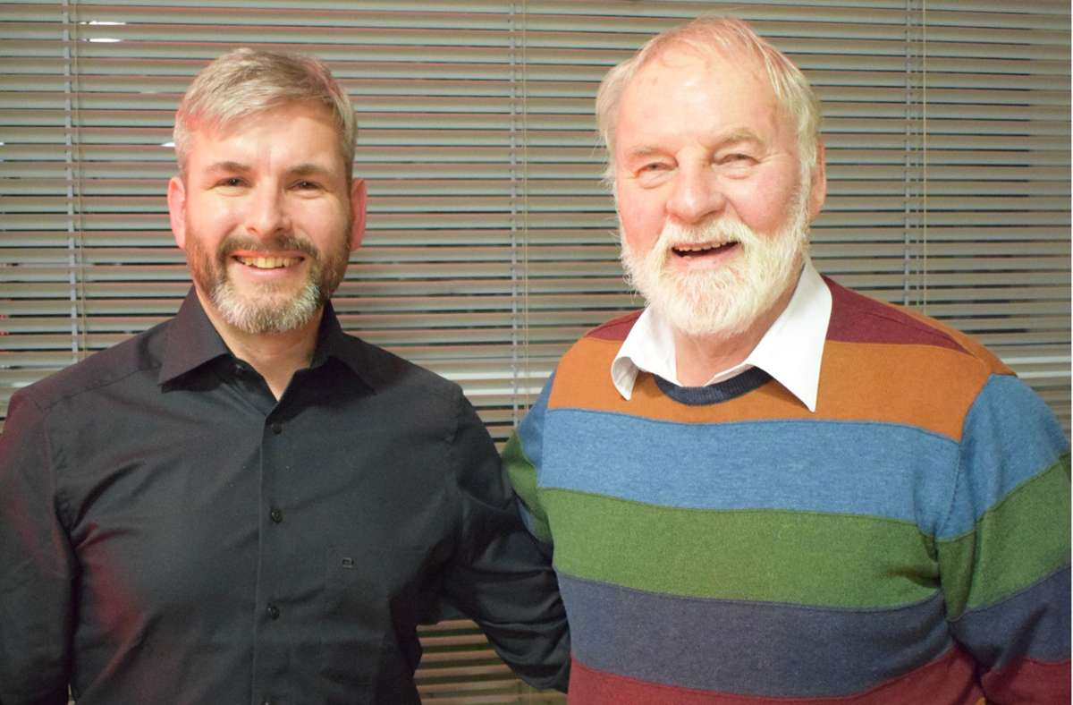 Heinz Martin (rechts) hat – wie der langjährige Leiter des Jugendblasorchesters  Bernhard Hergert für die Blechbläser – das Holzblas-Fach der Musikschule und speziell die Saxofon-Eleven geprägt und wurde von Jochen Wölkner als Ehrengast gewürdigt.