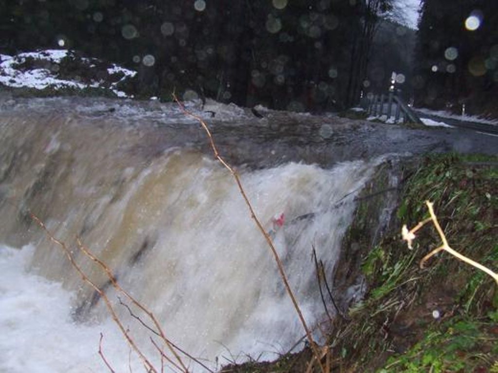 Im Neunmannsgrund hat der Fluss Grümpen in der Nacht vom 30. November zum 1. Dezember 2015 den Bachlauf verlassen