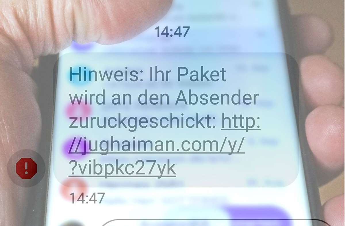 Die Betrugsmaschen sind beim „Smishing“ vielfältig. SMS mit gefälschten Paketbenachrichtigungen sind schon länger in Umlauf. (Symbolfoto) Foto: imago images/Gottfried Czepluch/via www.imago-images.de