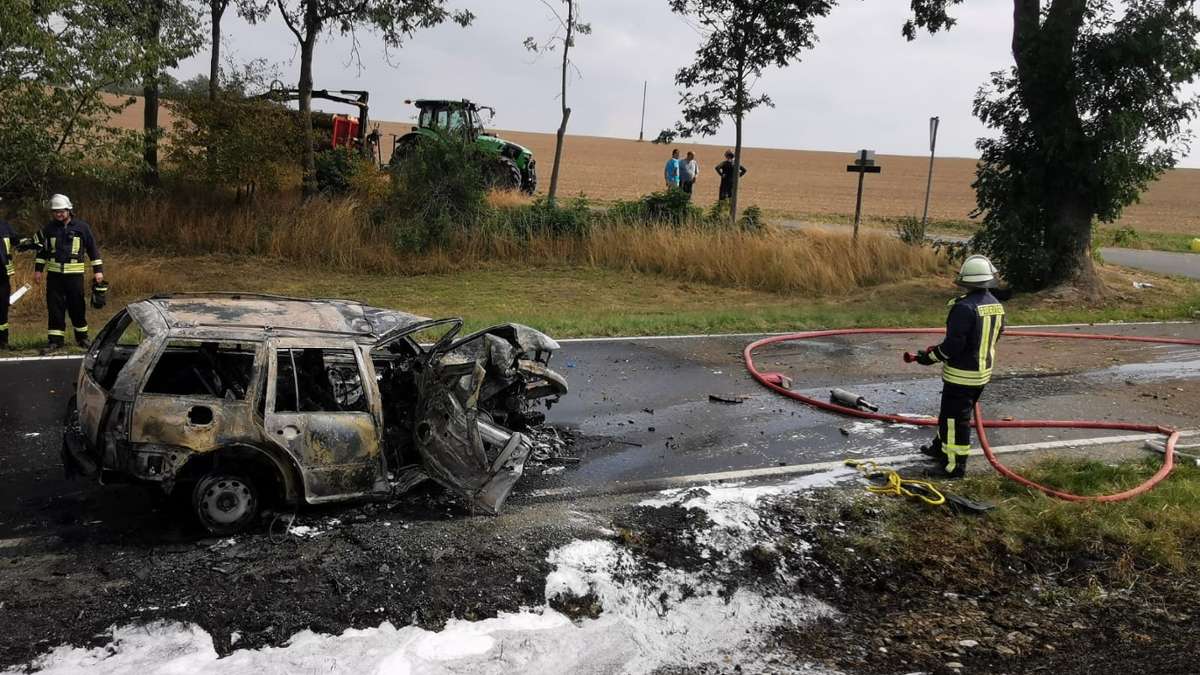 Liebschütz: Auto kracht frontal gegen Baum und geht in Flammen auf