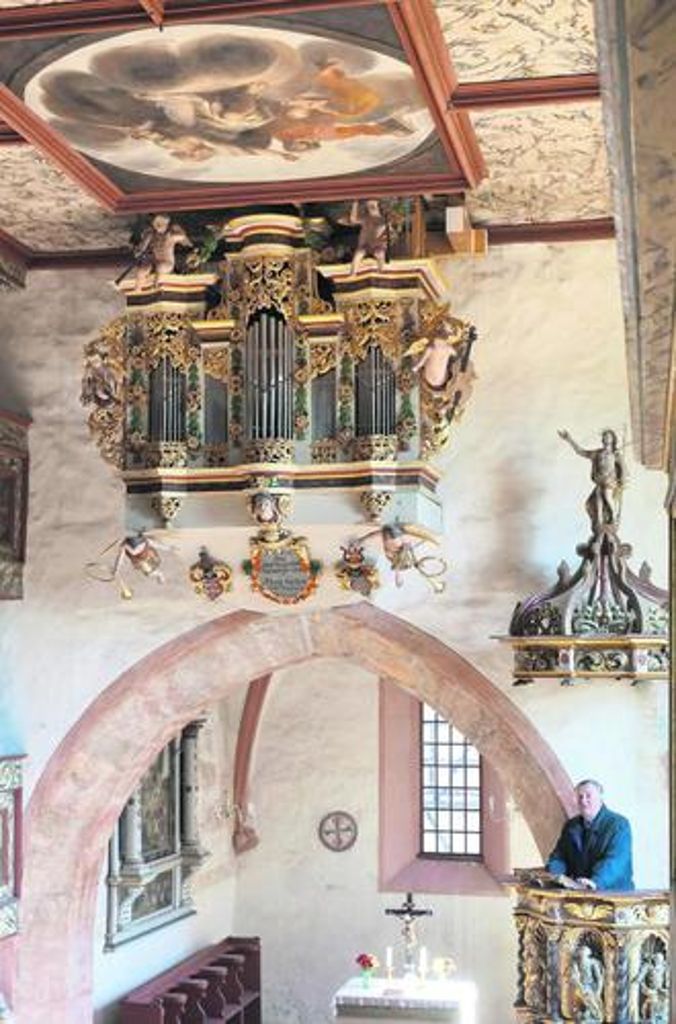 Die Schwalbennestorgel in der Kirche in Bedheim ist technisch einmalig, sagt der ehemalige Pfarrer Eberhard Altenfelder - sie wird von der Hauptorgel angesteuert.