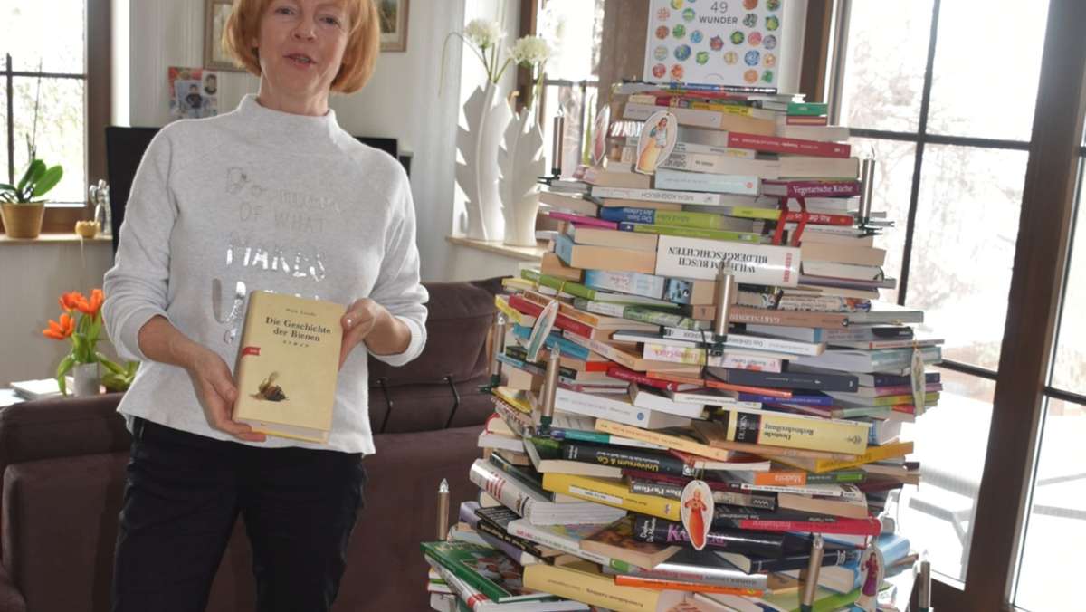 Versteigerung: Bücherbaum sucht neuen Eigentümer