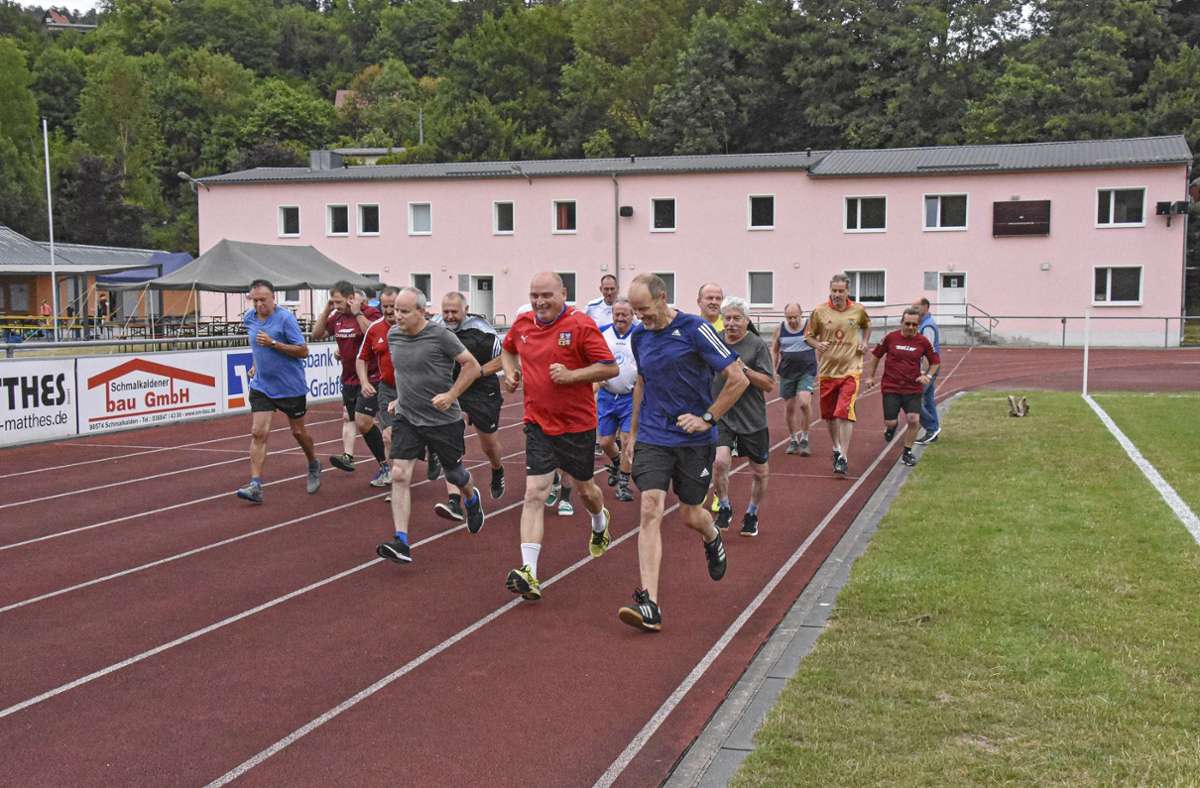 Auf geht’s: Die erste Gruppe der Fußball-Schiedsrichter des Rhön-Rennsteig-Kreises startet zum Lauftest. Foto: /Ralf Ilgen