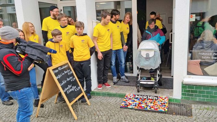 Barrierefreier Zugang: Über bunte Lego-Steine ins Café