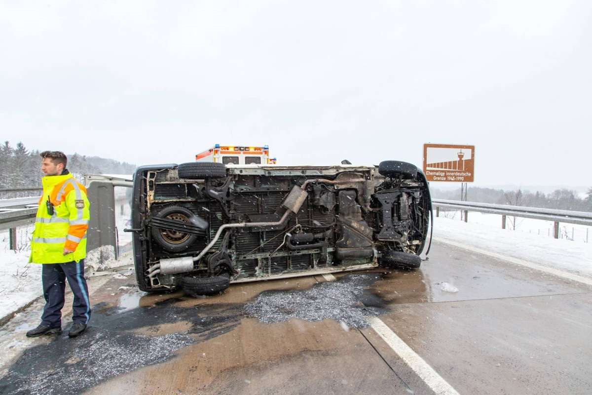 Am Mittwochmorgen führten Glätte und Schnee gleich zu mehreren Unfällen auf der Autobahn 73 zwischen Coburg und Eisfeld.