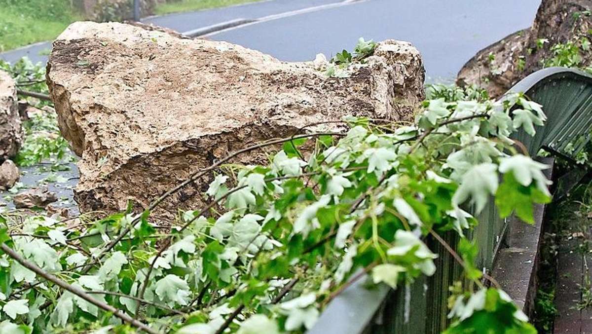 Thüringen: Fels bricht aus Steinwand: Frau kann nicht ausweichen und kracht mit Wagen dagegen