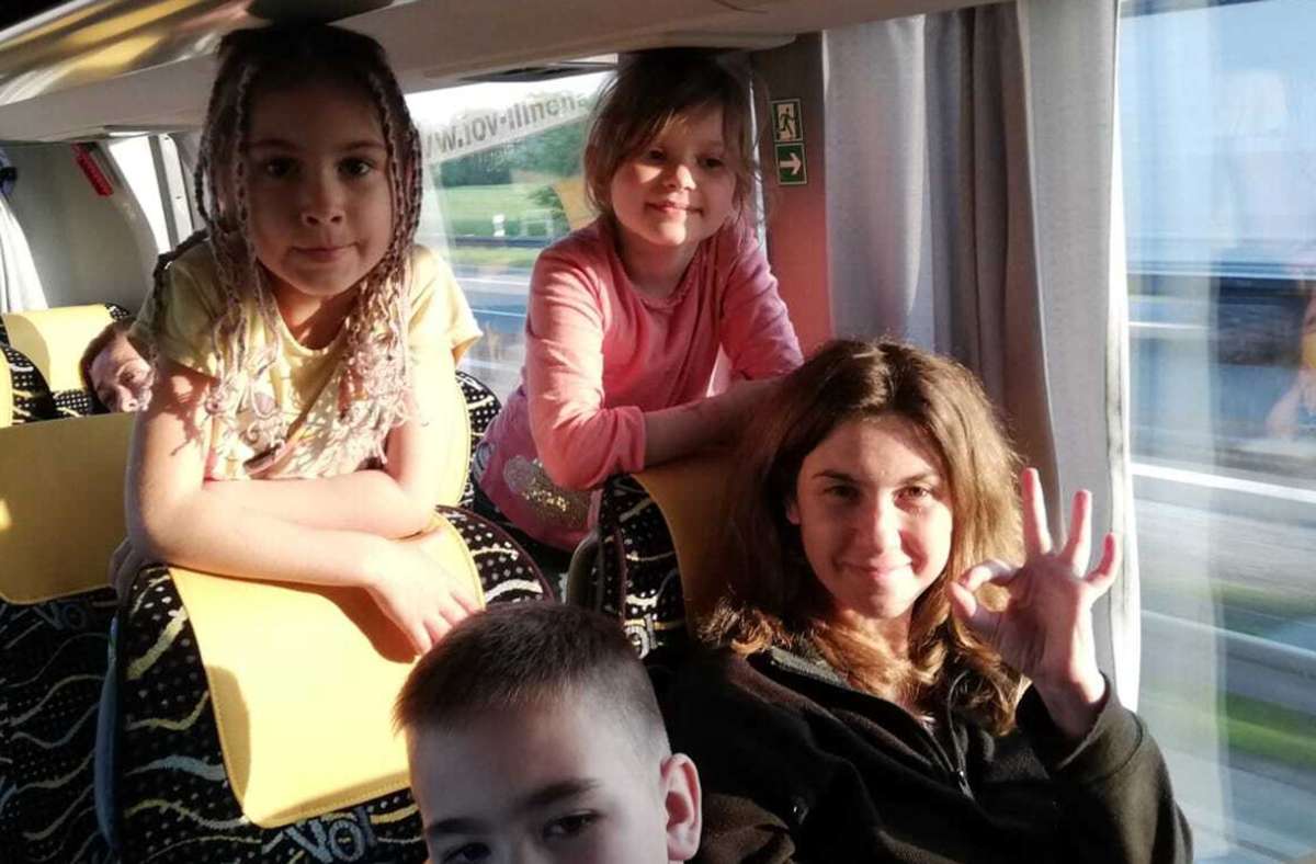 Mama Irina, Sohn Timur, Schwesterchen Alisa   und Freundin Vitalina aus Odessa kamen mit dem Bus nach Ilmenau. Foto: Klaus-Ulrich Hubert