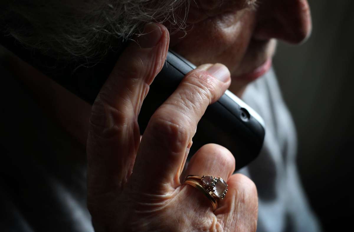 Ältere Menschen sind am Telefon immer wieder das Ziel von Trickbetrügern. Foto: dpa/Karl-Josef Hildenbrand