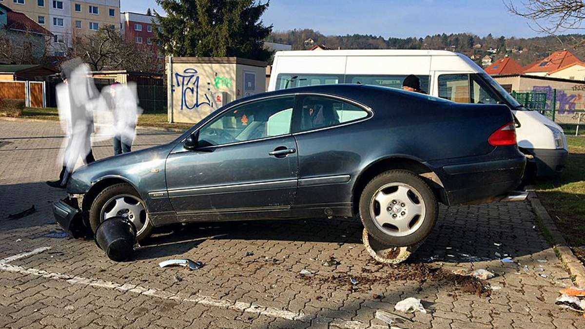 Ilmenau: Verrückt abgestellt: Auto ist wirklich im Eimer