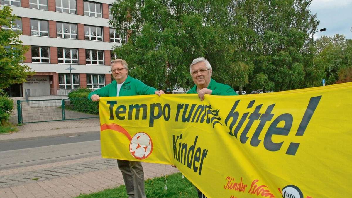 Ilmenau: Gelbe Banner weisen auf Schulkinder hin