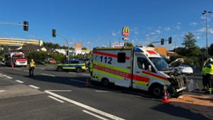 Crash mit Rettungswagen: Pkw-Fahrer missachtet Vorfahrt